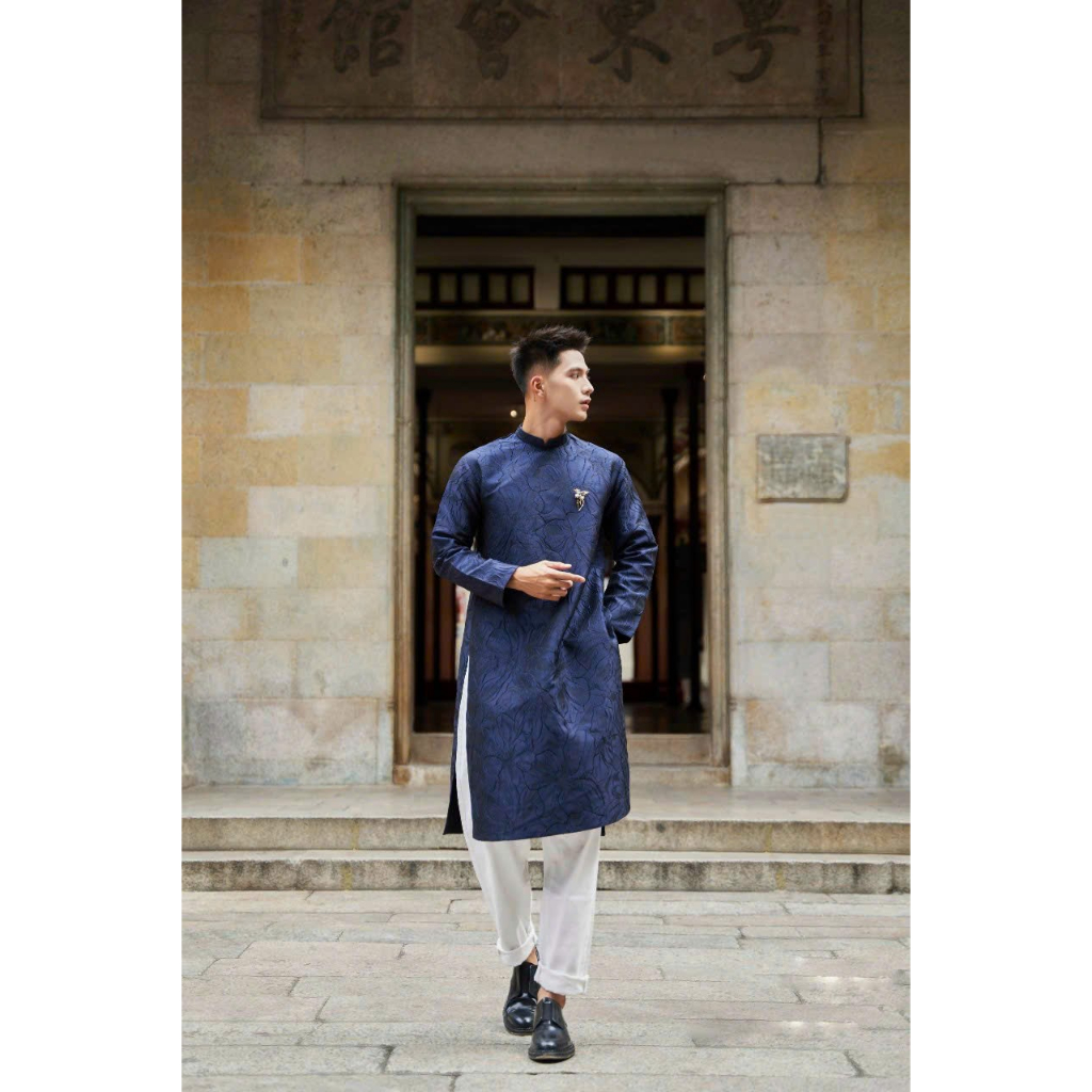Áo dài nam cách tân chất gấm vân nổi cực sang và cá tính màu xanh navy