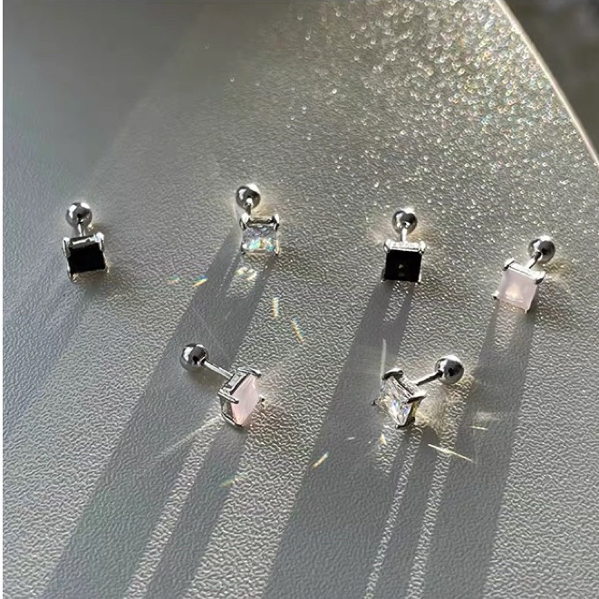 1 chiếc bông tai đá vuông chốt bi cạnh 4mm