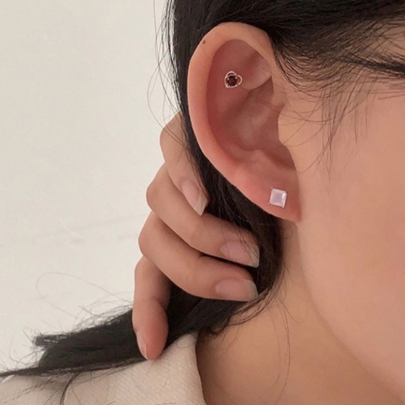 1 chiếc bông tai đá vuông chốt bi cạnh 4mm