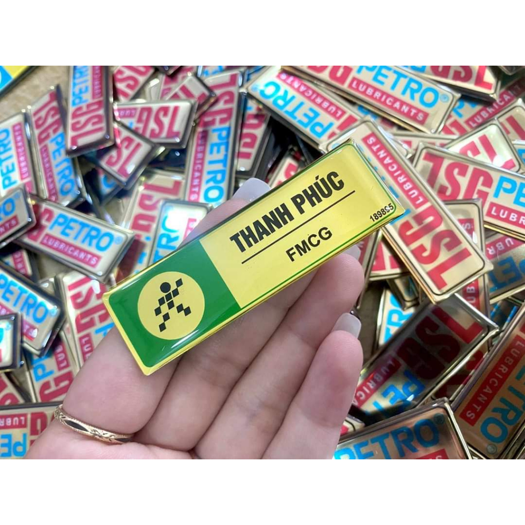 Bảng tên nhân viên in theo yêu cầu. Thẻ tên cài áo