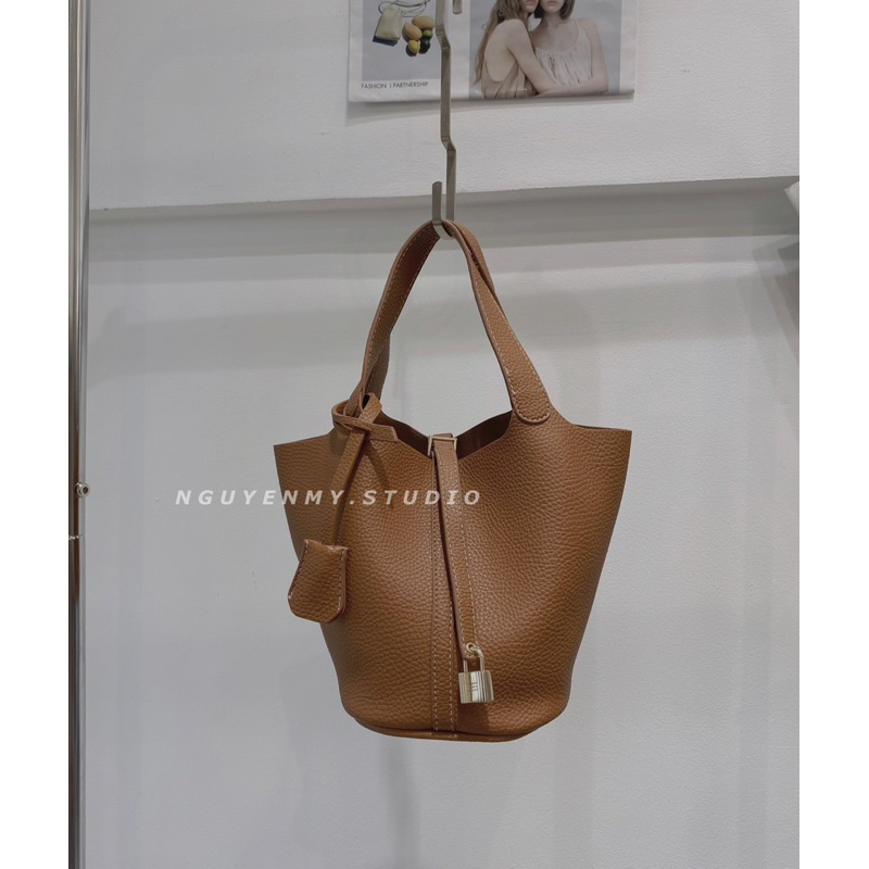 Giỏ da HM tặng kèm charm ngựa màu random