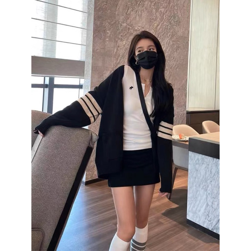 Áo thun Y2K thêu gấu nhỏ cổ tròn có khuy điều chỉnh cổ V dáng dài màu trắng cotton co giãn mùa thu ôm body dài tay