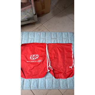 Balo dày có dây rút quà từ Kitkat