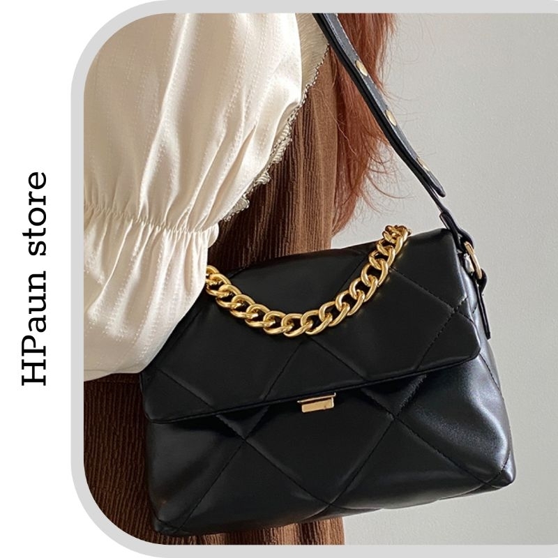 Túi messenger màu trơn hoạ tiết ô trám phối dây xích vàng