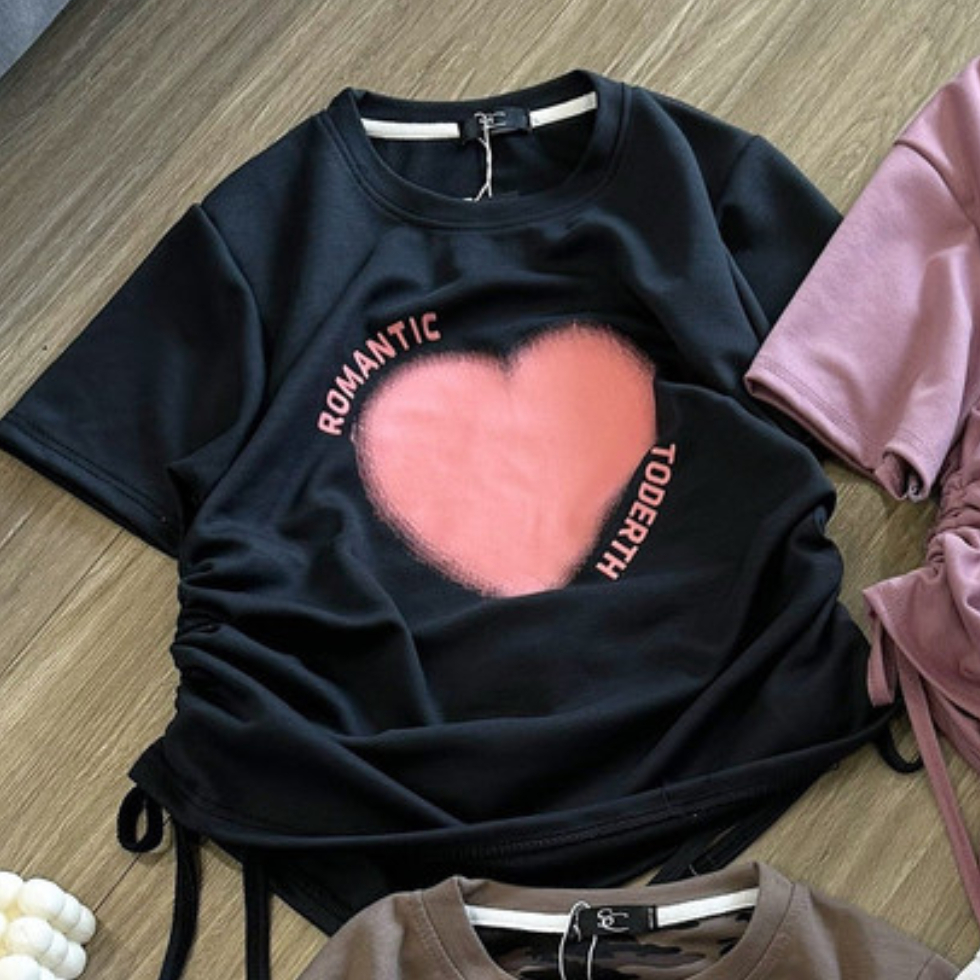 Áo baby tee nữ có dây rút họa tiết trái tim chất liệu cotton co giãn phong cách năng động