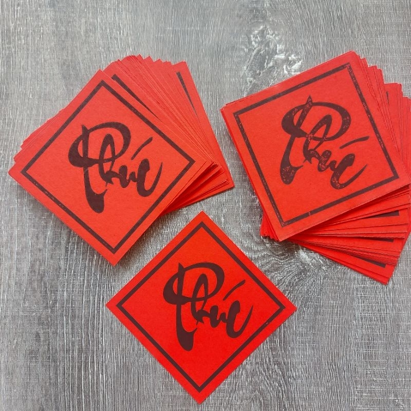 1 cái thẻ đỏ chữ thư pháp/ gắn mẹt, liễng trang trí Tết