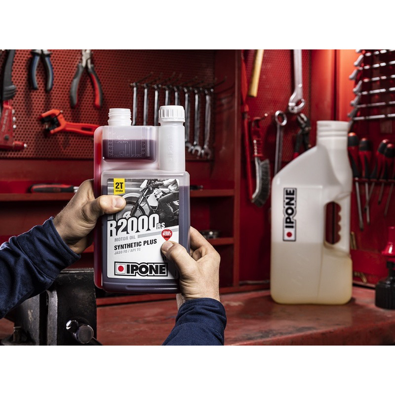 Nhớt xe máy 2 thì mùi dâu bán tổng hợp cao cấp IPONE R2000rs