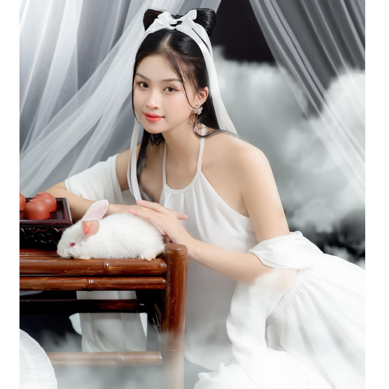 Áo Yếm Mầu Trắng Chụp Ảnh Sen Nghệ Thuật Trung Thu