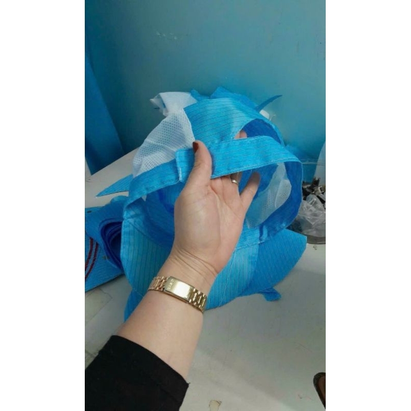 Mũ tĩnh điện có lưới hai bên.