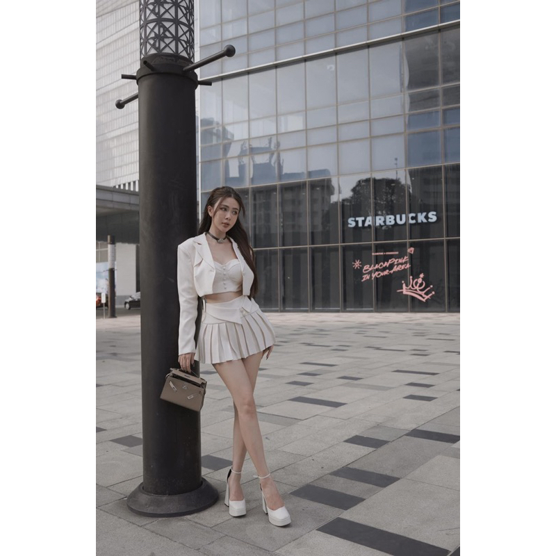 Set váy nữ 3 chi tiết gồm áo hai dây croptop mix chân váy xếp ly kèm áo khoác vest màu be, nâu, đen