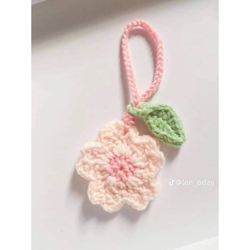 Móc khoá hoa anh đào bằng len