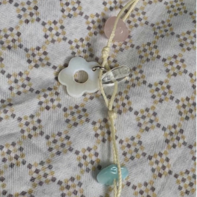 Vòng tay phối đá pastel nhẹ nhàng charm hoa trắng