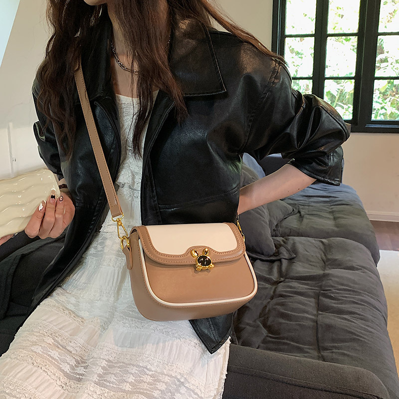 Túi đeo chéo nữ khóa logo xinh xắn, hàng form đẹp loại 1 Thơm Túi - A51