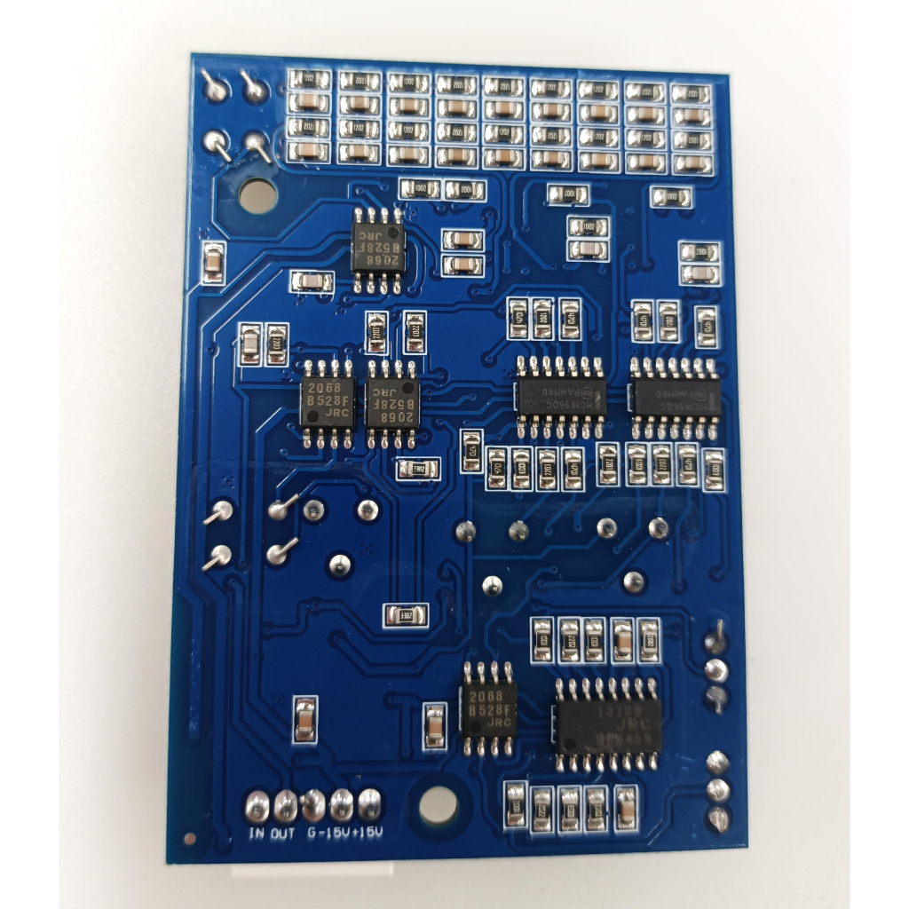 Bo mạch chống hú