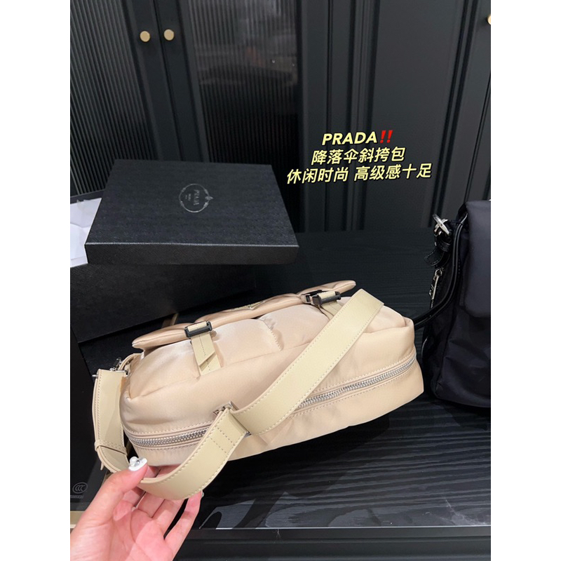 Túi xách prada màu nude size 27x24 cm. Túi được làm từ chất liệu re-nylon cực bền khoá túi màu bạc sáng bóng bắt mắt