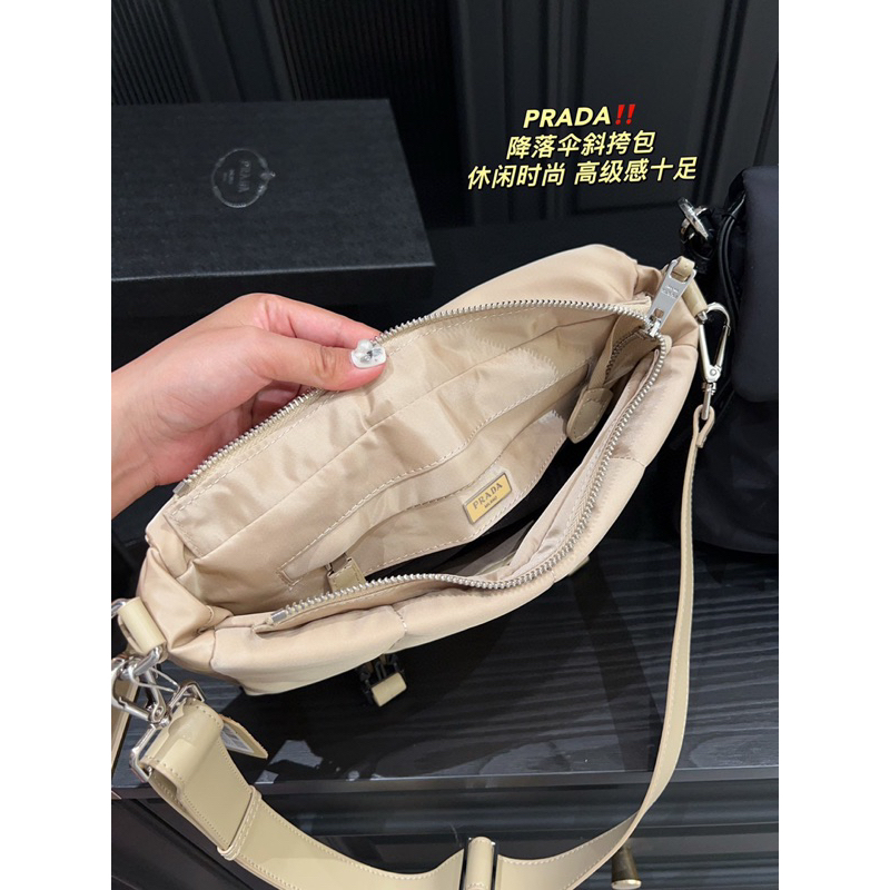 Túi xách prada màu nude size 27x24 cm. Túi được làm từ chất liệu re-nylon cực bền khoá túi màu bạc sáng bóng bắt mắt