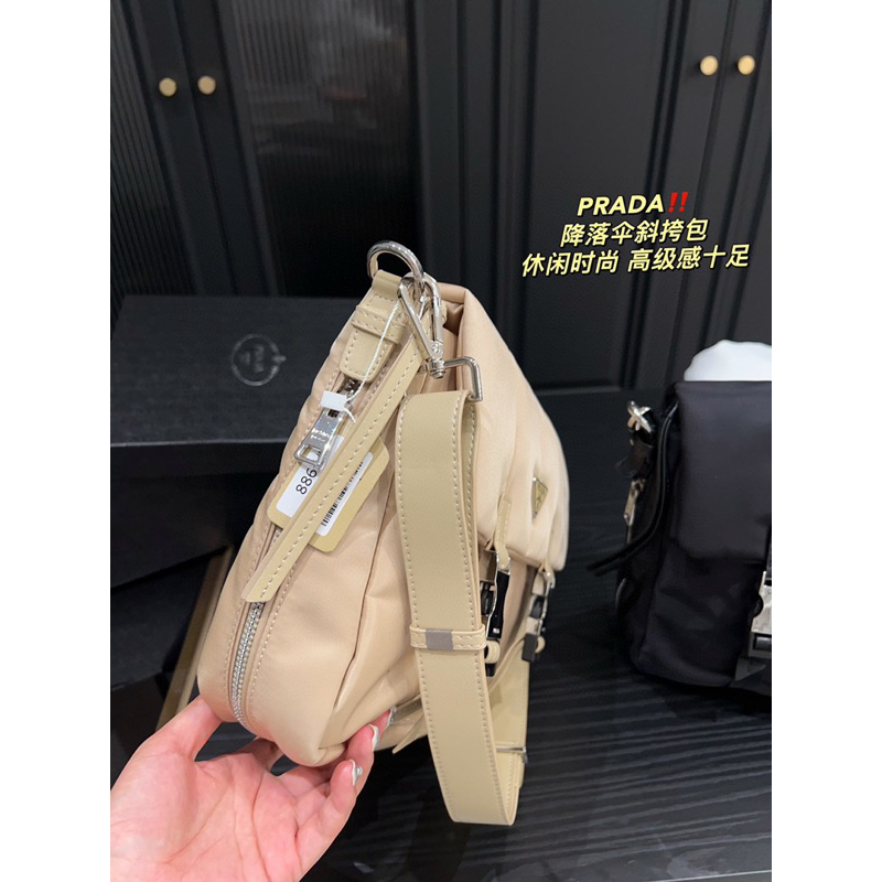 Túi xách prada màu nude size 27x24 cm. Túi được làm từ chất liệu re-nylon cực bền khoá túi màu bạc sáng bóng bắt mắt