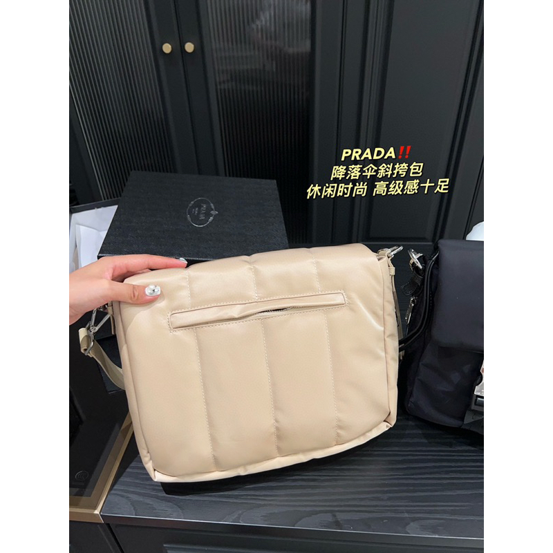 Túi xách prada màu nude size 27x24 cm. Túi được làm từ chất liệu re-nylon cực bền khoá túi màu bạc sáng bóng bắt mắt