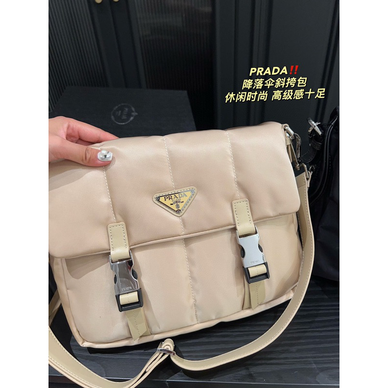 Túi xách prada màu nude size 27x24 cm. Túi được làm từ chất liệu re-nylon cực bền khoá túi màu bạc sáng bóng bắt mắt