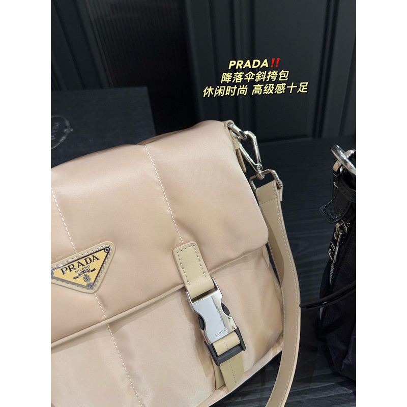 Túi xách prada màu nude size 27x24 cm. Túi được làm từ chất liệu re-nylon cực bền khoá túi màu bạc sáng bóng bắt mắt