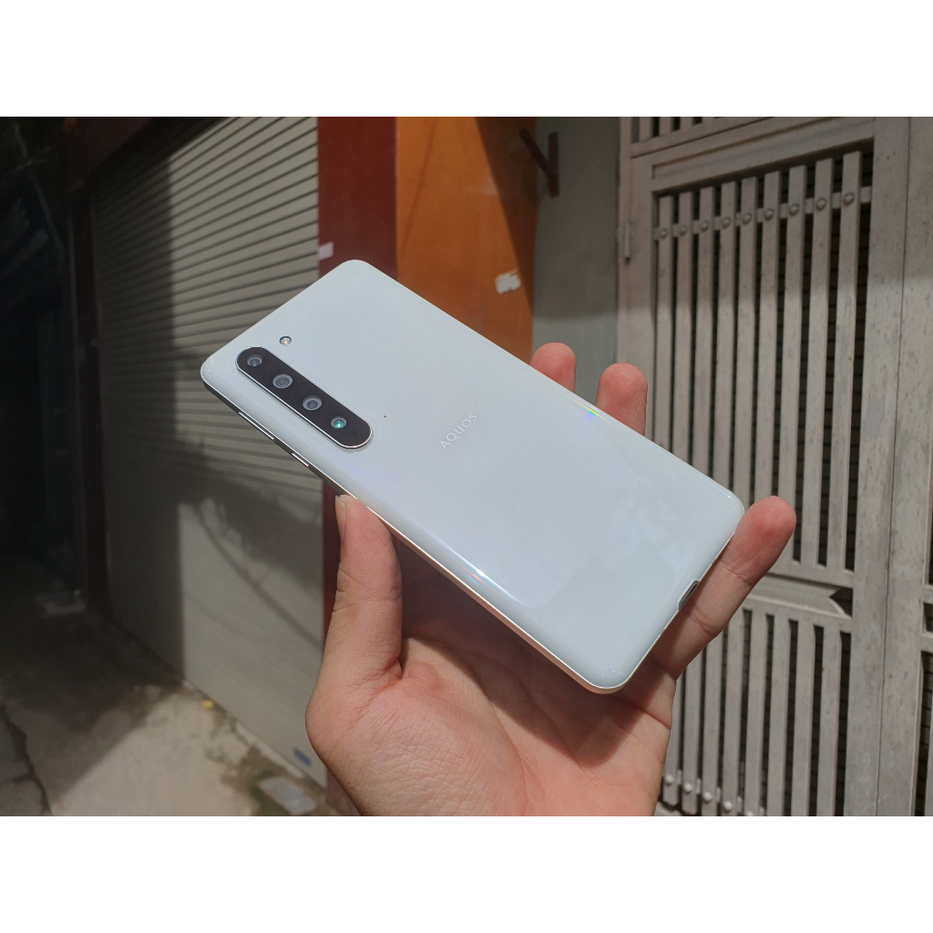 Sharp Aqous R5G: Chỉ 3 Triệu Có Snapdragon 865, 12GB RAM Và Màn Hình 1 Tỷ Màu