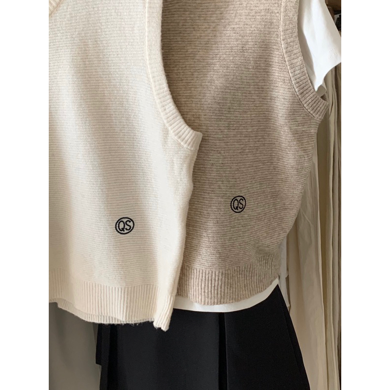 KAYY. Áo gile len thêu QS _ Gtqs