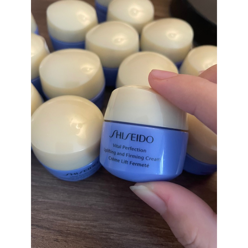 Kem dưỡng da vital perfection mới nhập lô 2 không nhập tiếp