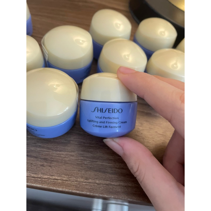 Kem dưỡng da vital perfection mới nhập lô 2 không nhập tiếp