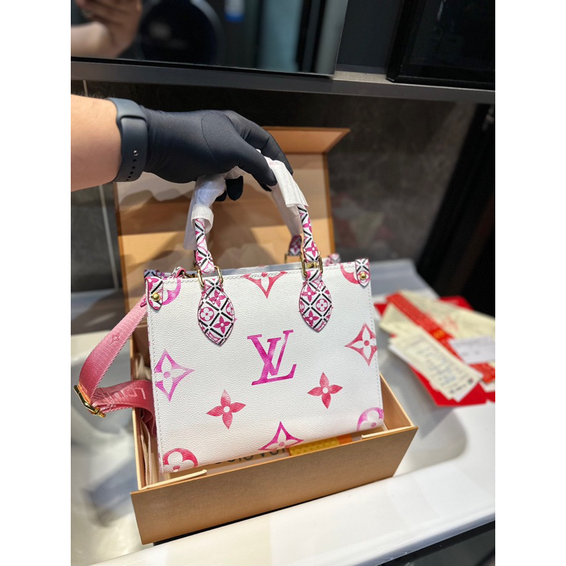 Túi xách du lịch LV Onthego màu trắng hoạ tiết hồng size 25 cm, túi có 2 màu