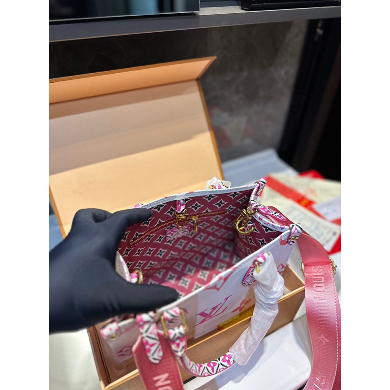 Túi xách du lịch LV Onthego màu trắng hoạ tiết hồng size 25 cm, túi có 2 màu