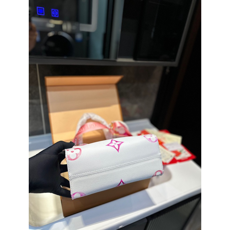 Túi xách du lịch LV Onthego màu trắng hoạ tiết hồng size 25 cm, túi có 2 màu