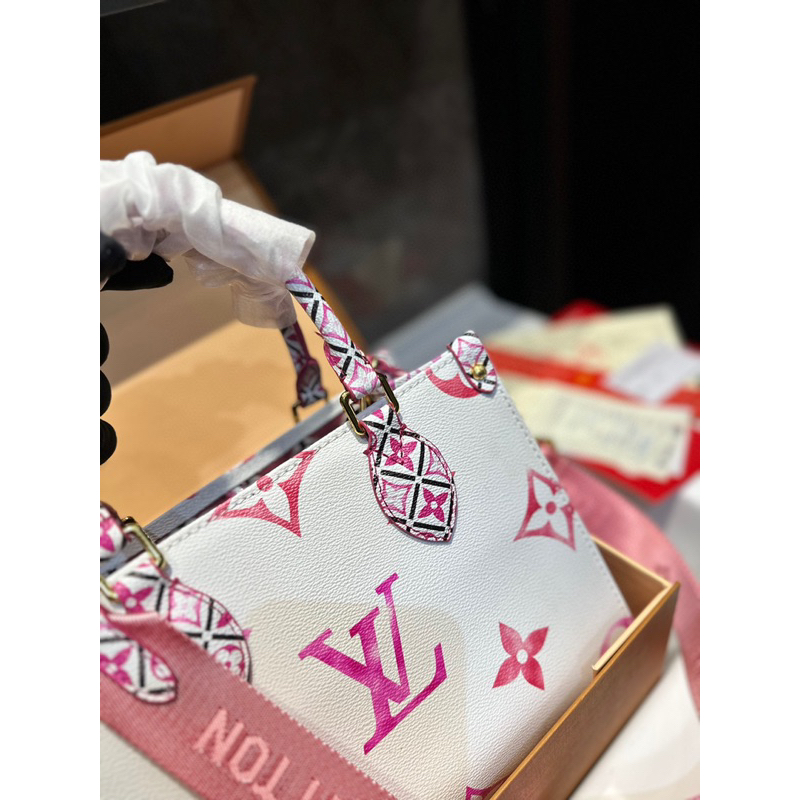 Túi xách du lịch LV Onthego màu trắng hoạ tiết hồng size 25 cm, túi có 2 màu