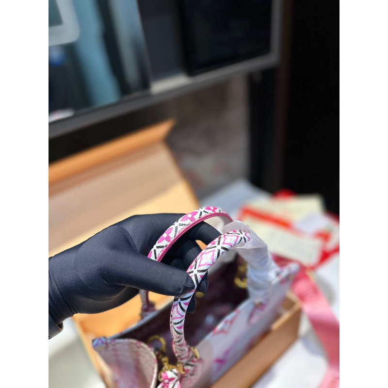 Túi xách du lịch LV Onthego màu trắng hoạ tiết hồng size 25 cm, túi có 2 màu