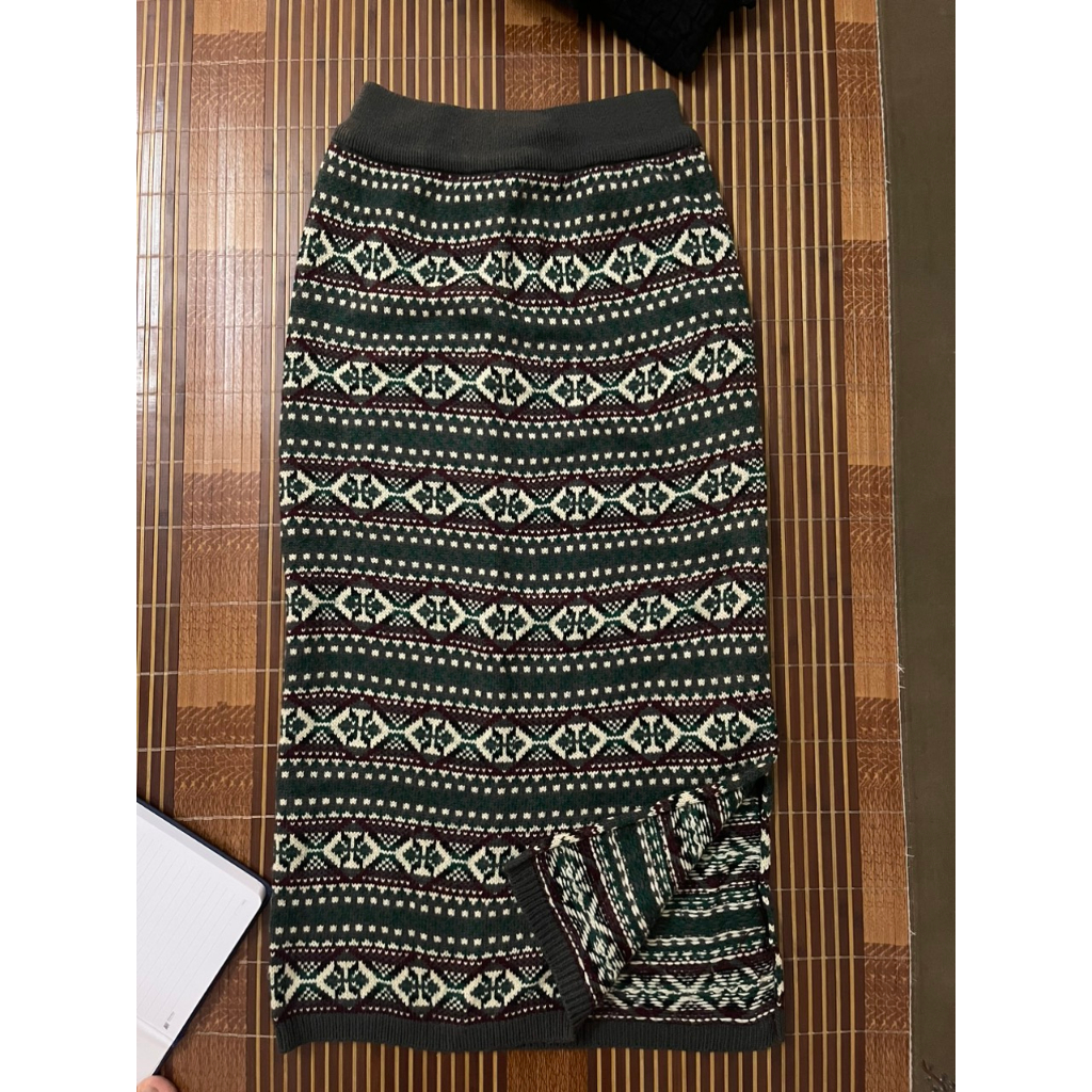 Chân váy len họa tiết dài