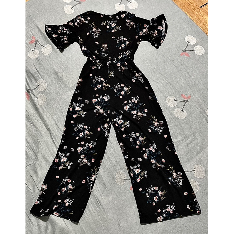 Áo liền quần Jumpsuit màu đen hoạ tiết hoa Cotton:on👚👗Size XS, cam kết chính hãng 100%, like new 99%