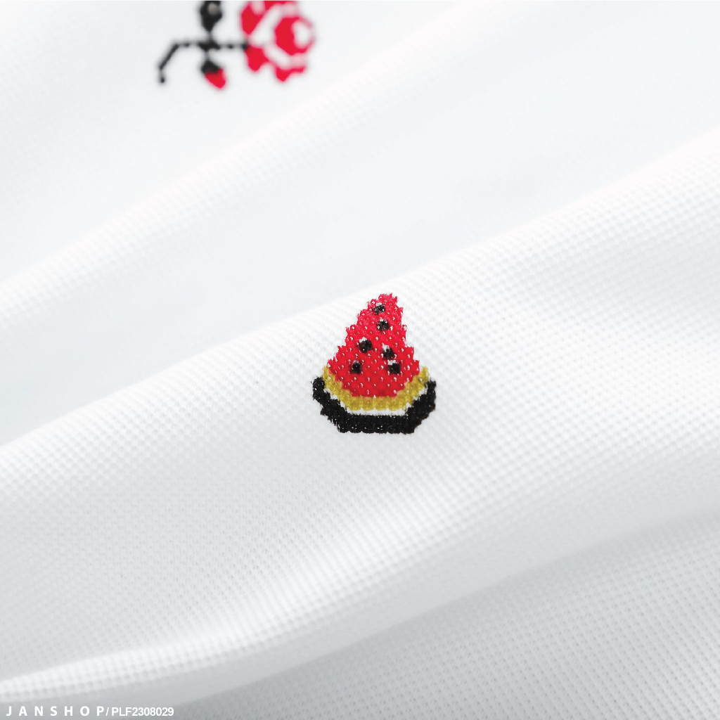 Áo polo ART họa tiết nhỏ được thêu đầy tỉ mỉ giúp mẫu áo trở nên phù hợp với mọi phong cách,thiết kế trẻ trung, tươi mới