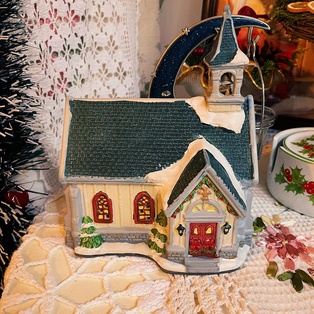 Nhà trang trí Giáng sinh có đèn