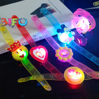 Vòng tay hoạt hình phát sáng dễ thương, vòng tay noel nhiều chủ đề đeo tay phát sáng sẵn pin nhiều mẫu ngẫu nhiên