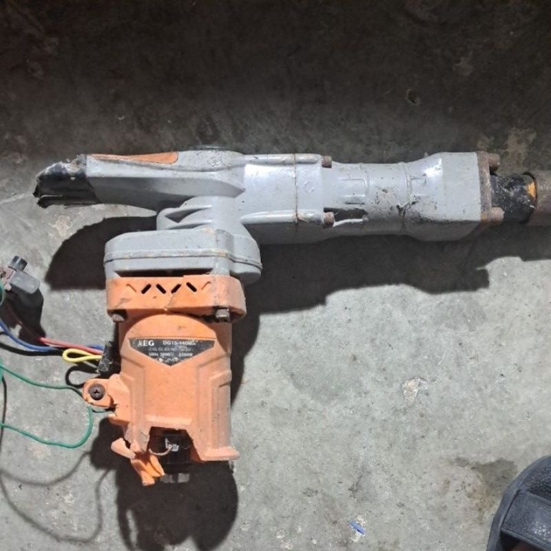 máy đục AEG DG15-140MA 1580W rơi vỡ