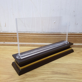 Bảng chức danh mica đế gỗ (12x24cm).