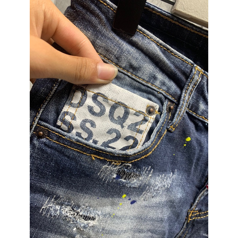 Quần jean dsq2 vá miếng vải ô vuông rách nhẹ,quần dsq2 xanh chấm sơn đơn giản