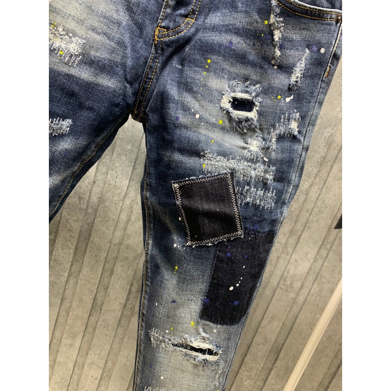 Quần jean dsq2 vá miếng vải ô vuông rách nhẹ,quần dsq2 xanh chấm sơn đơn giản