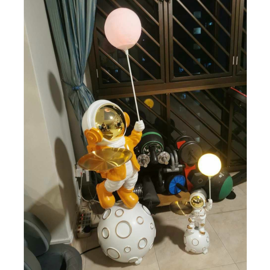 Tượng trang trí bê khay kèm đèn-loa bluetooth cao 140cm-Mô hình phi hành gia decor nhà cửa đẹp,sang chảnh,độc đáo