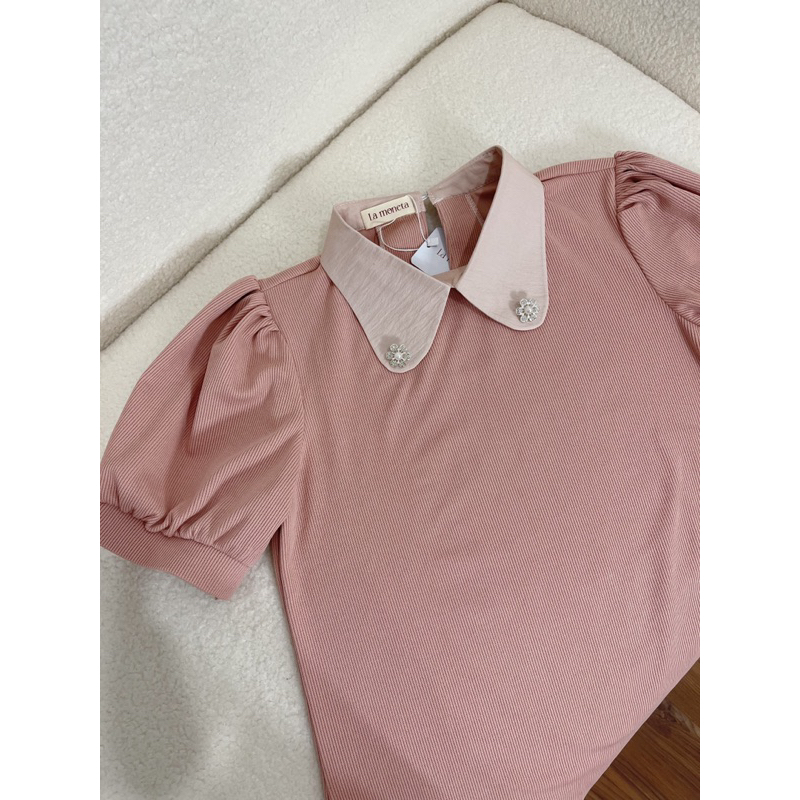 Áo sơ mi len tăm hồng cổ hoa đá by La Moneta