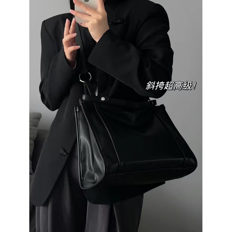 Túi xách da đen bigsize đựng cả thế giới