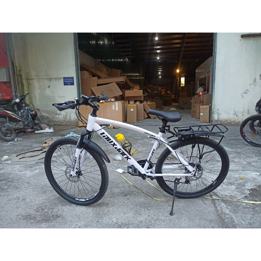 Xe đạp ngoài trời Laux Jack có giảm sốc, kèm chắn bùn, còi, đèn phản quang, bánh 26inch, 21 tốc độ