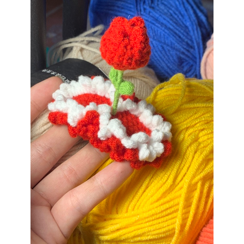 Kẹp hoa tulip bằng len