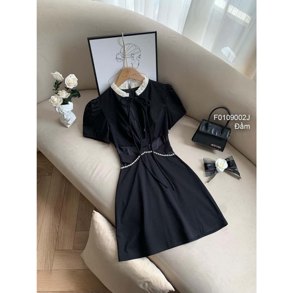 Đầm đen thiết kế kiểu khoét eo đính đá hở ngực cổ phối viền ren tay ngắn TOMMIU SHOP