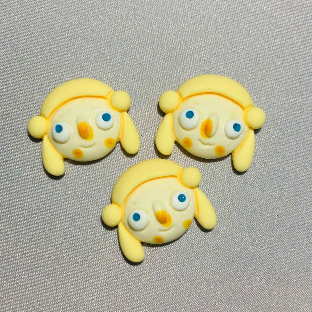 Charm vàng màu sắc tưới tắn hình bông hoa, chú vịt,..dùng trang trí ốp lưng, dép, bình nước,...SP002