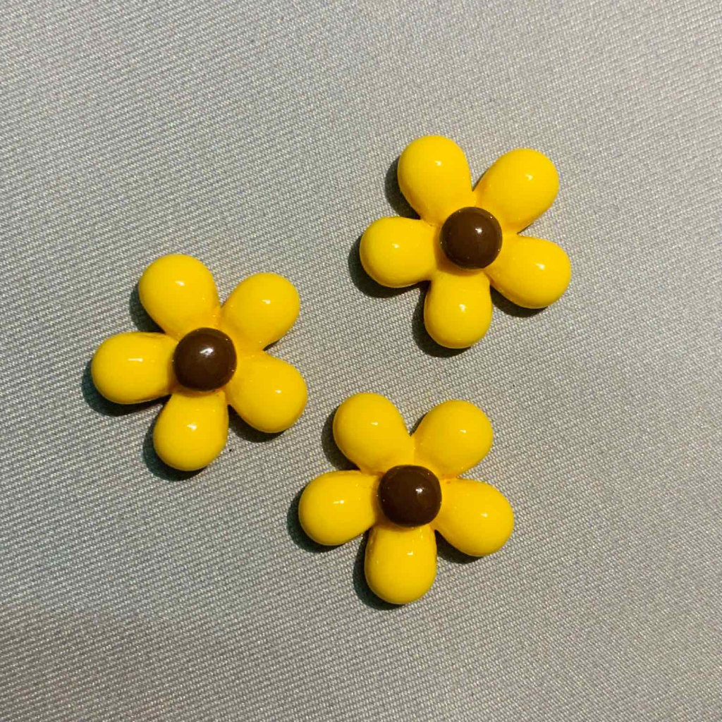 Charm vàng màu sắc tưới tắn hình bông hoa, chú vịt,..dùng trang trí ốp lưng, dép, bình nước,...SP002